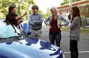 Motiv aus dem Aktionsfilm: Die 4 Azubis Alexander, Jan, Ivana und Katharina neben einem Auto